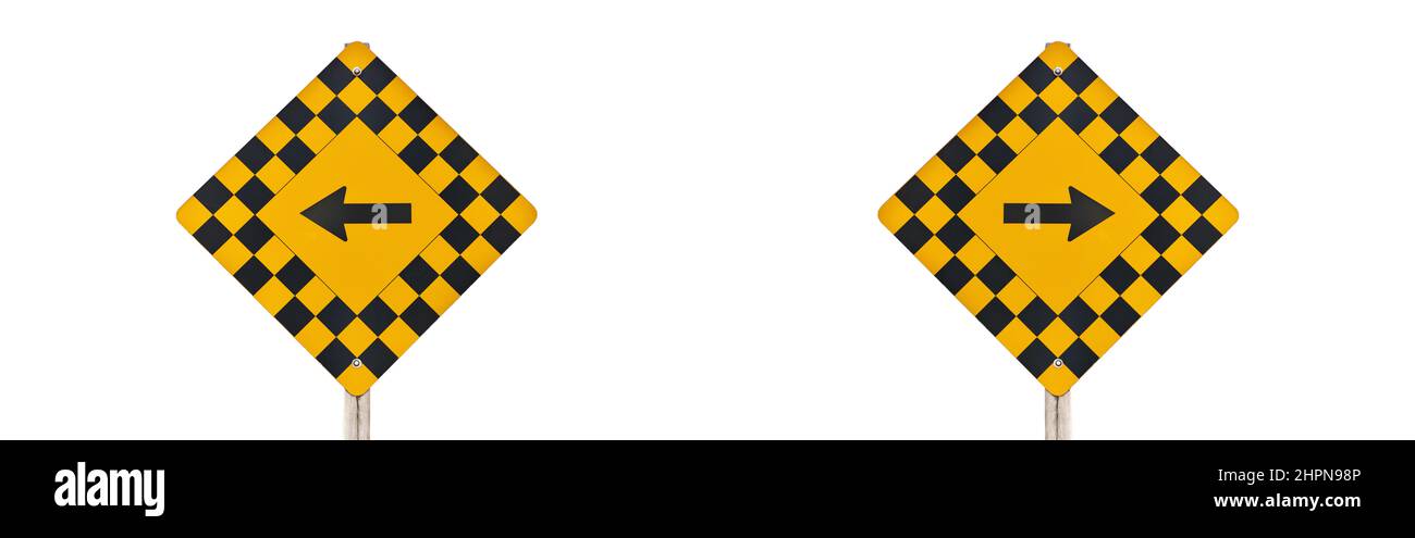 Straßenschilder mit nach links und rechts zeigenden Pfeilen in entgegengesetzte Richtungen isoliert auf weißem Hintergrund Stockfoto