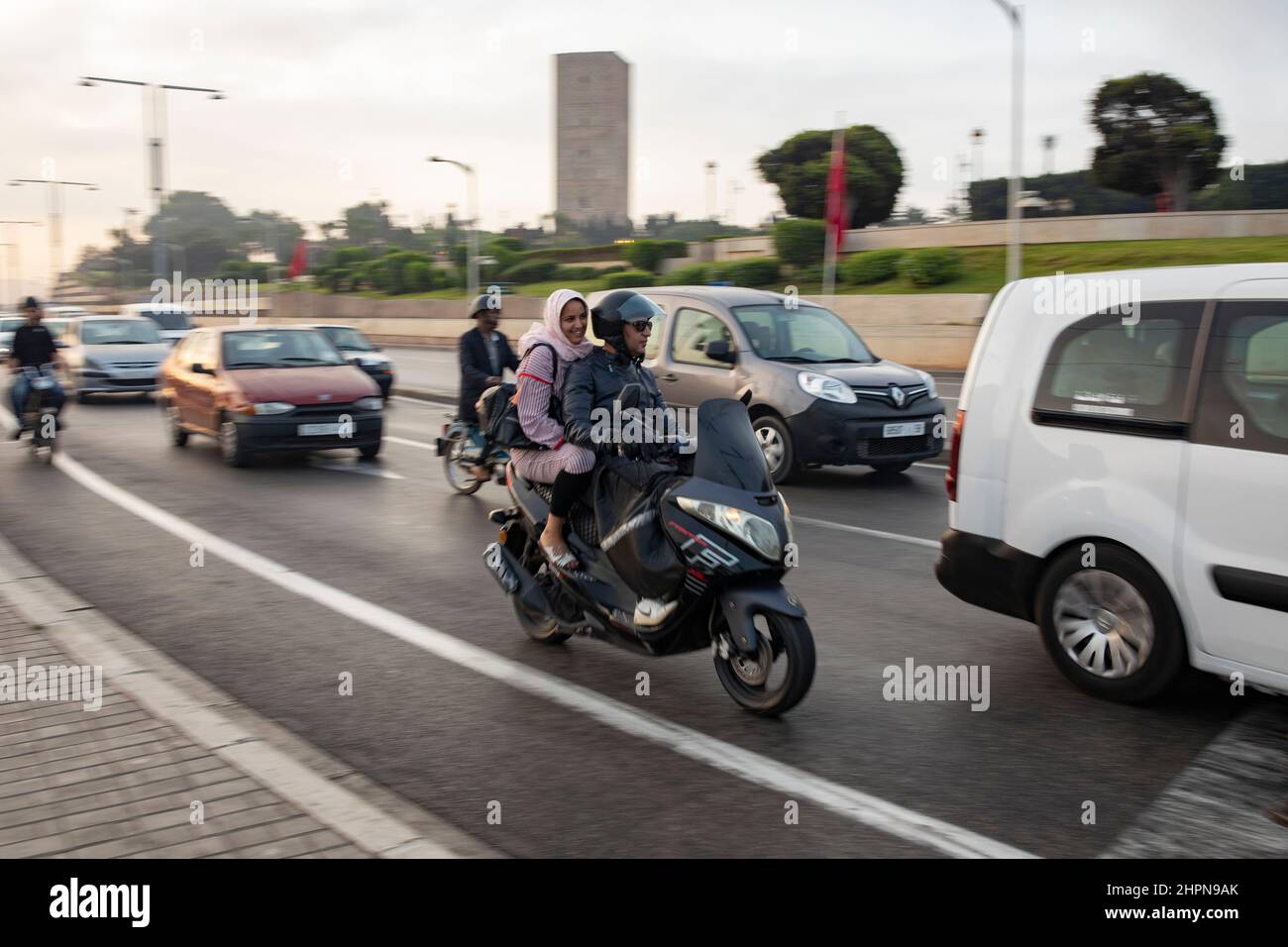 Der Verkehr umkreist den Hassan-Turm in Rabat, Marokko. Stockfoto