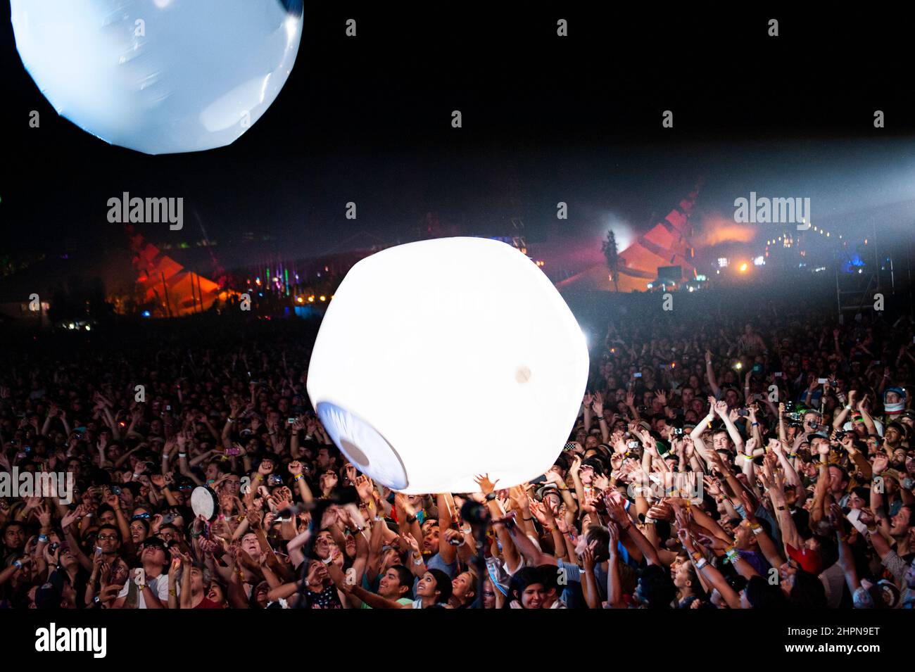 Beim Coachella Valley Music and Arts Festival springt der springende Strandball durch das Publikum. Stockfoto
