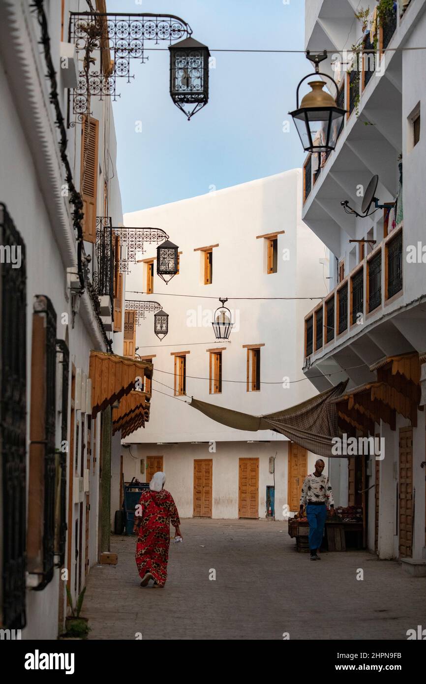 Enge, weiß ummauerte Straßen der neu restaurierten Medina von Rabat in Marokko. Stockfoto