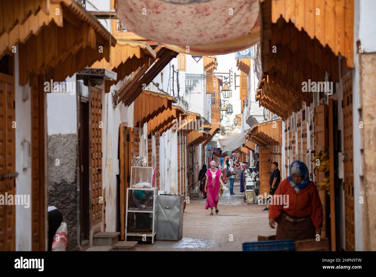 Enge, weiß ummauerte Straßen der neu restaurierten Medina von Rabat in Marokko. Stockfoto