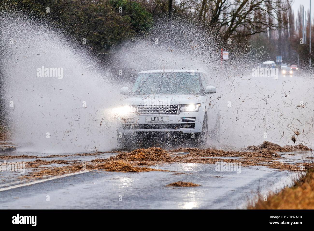 Fahrt durch das Hochwasser auf der Barnsdale Road in Castleford bei starkem Regen durch Sturm Franklin Stockfoto