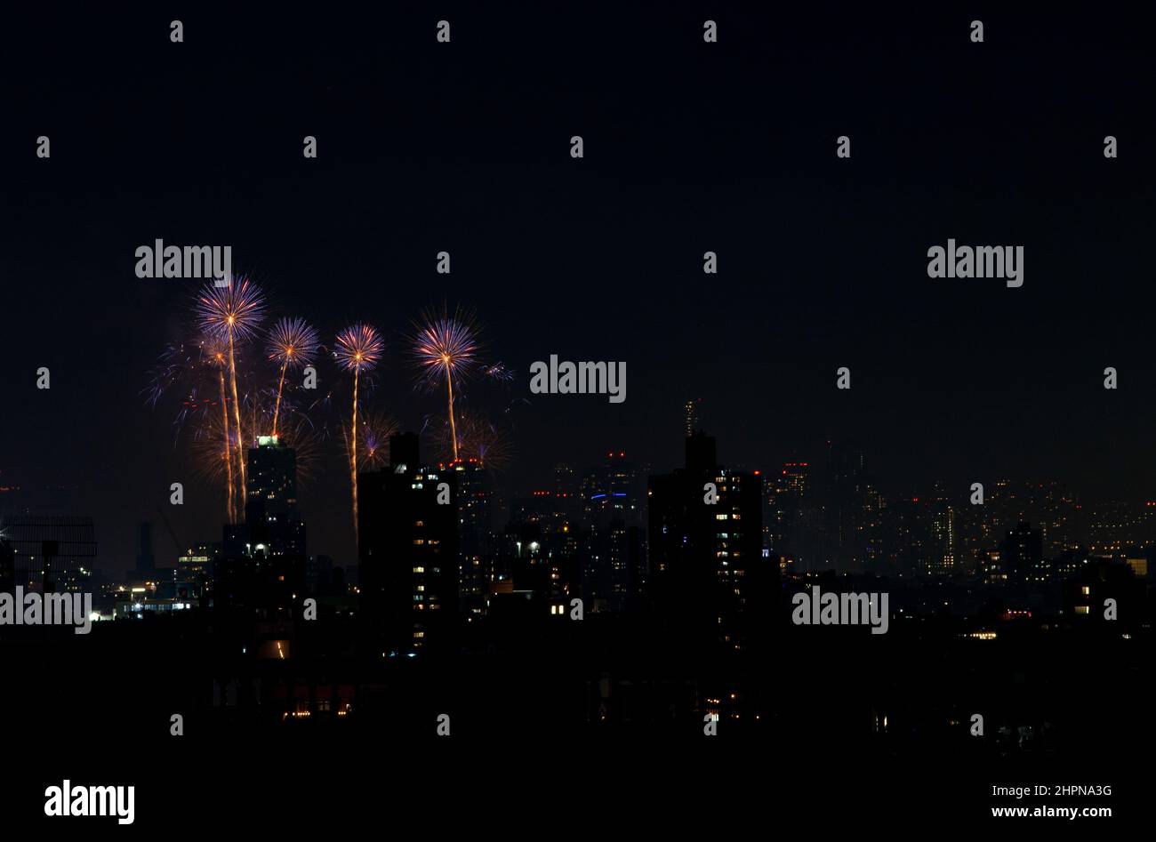 Am 4.. Juli 2021 explodieren Feuerwerke am East River von New York City, wobei die Skyline von Manhattan und Brooklyn zu sehen ist Stockfoto