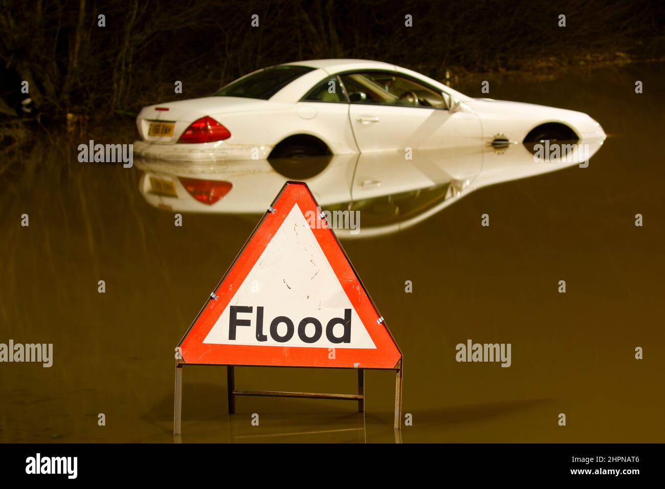 Ein Mercedes wird auf der Barnsdale Road in Castleford in Flutwasser getaucht, nachdem Sturm Franklin heftigen Regen in die Region gebracht hat. Stockfoto