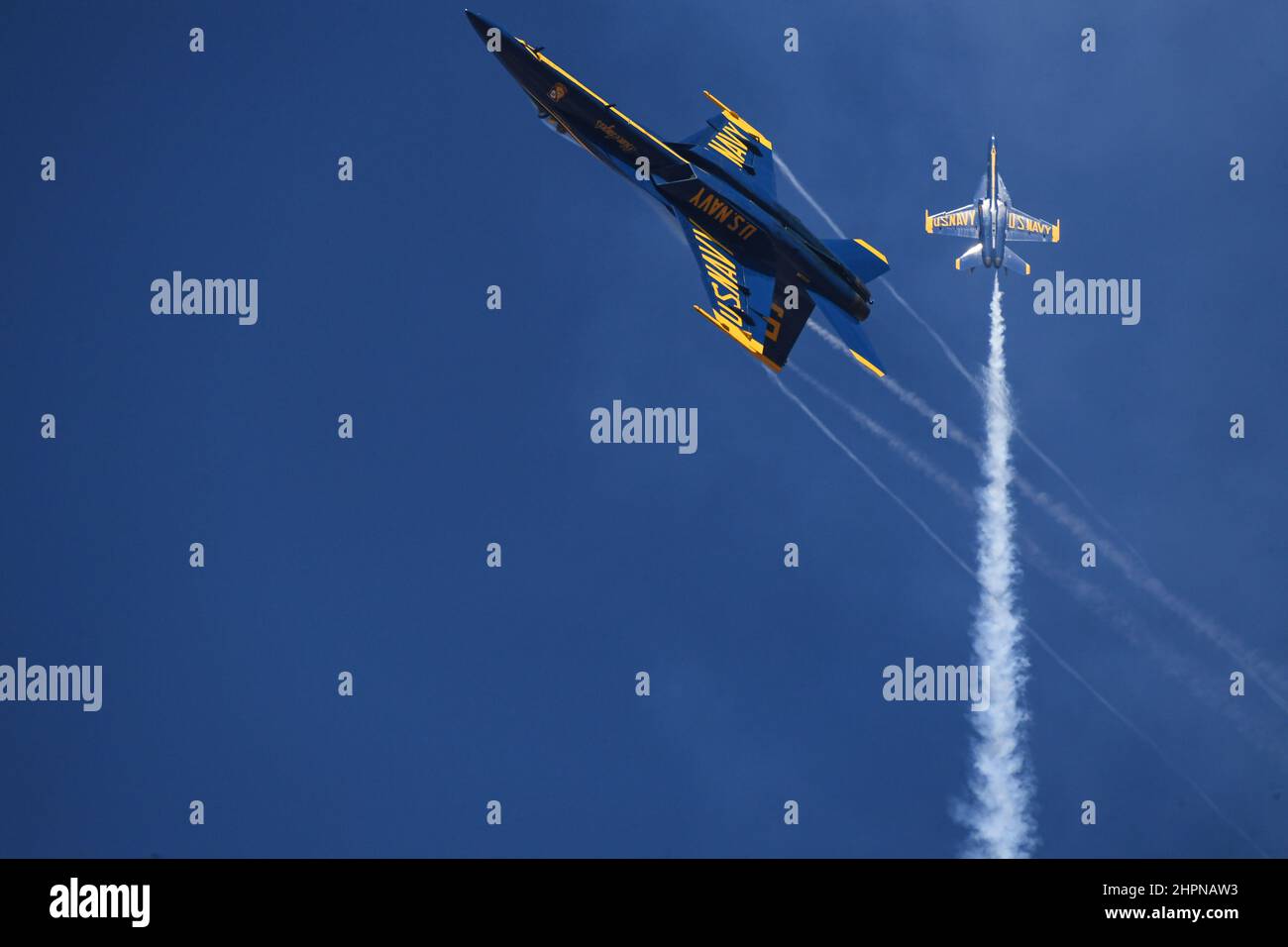 Blue Angel 5 setzt beim Training im NAF El Centro hart aus der Airshow-Box. Stockfoto