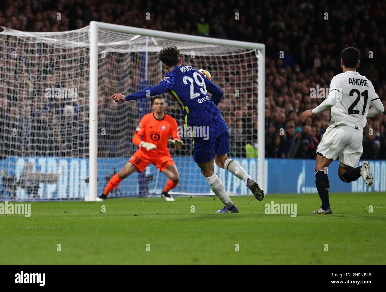 London, England, 22nd. Februar 2022. Kai Havertz aus Chelsea schießt während des UEFA Champions League-Spiels in der Stamford Bridge, London, etwas über der Bar. Bildnachweis sollte lauten: Paul Terry / Sportimage Stockfoto