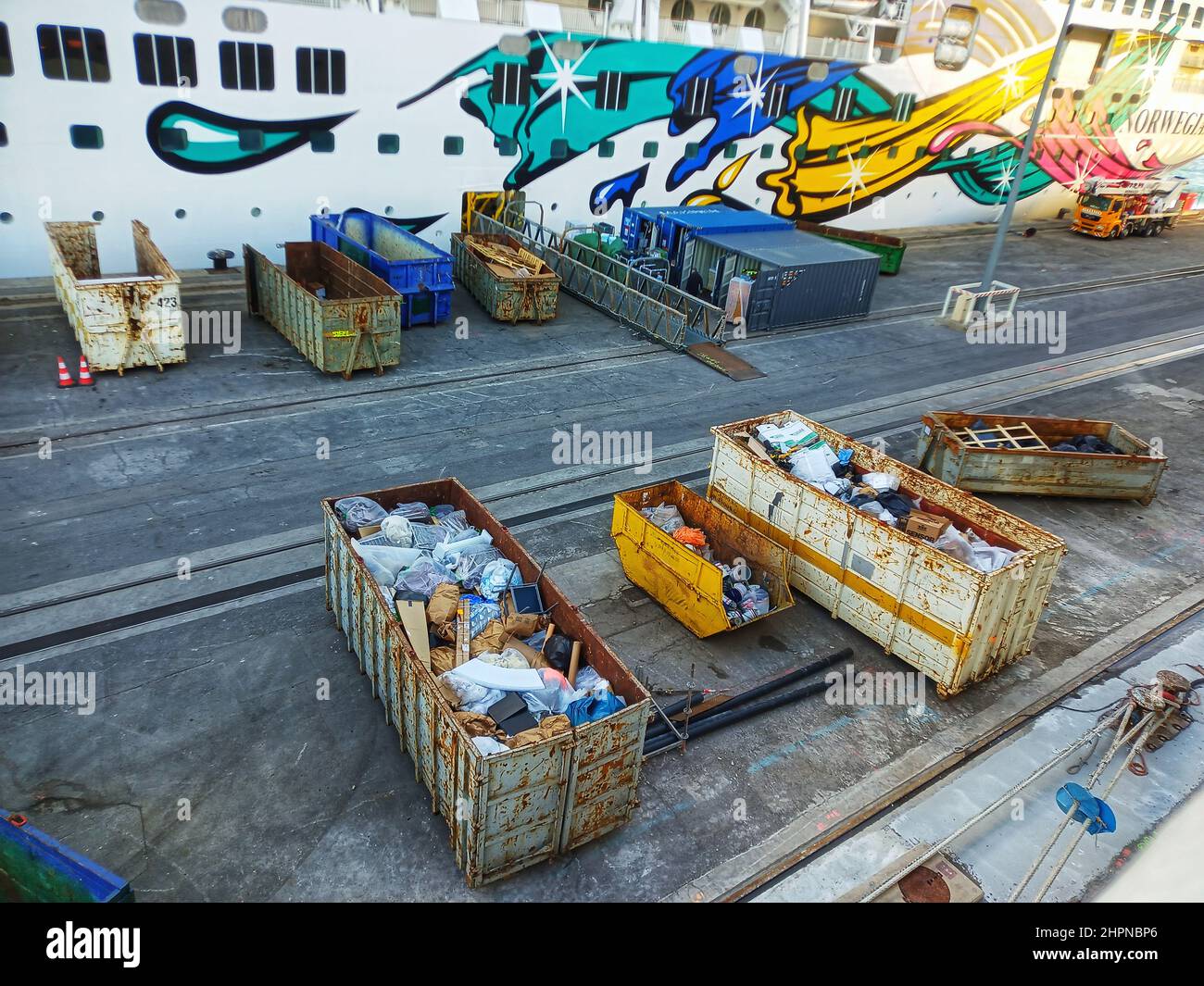 Kreuzfahrt-Schiff im Trockendock, marseille Trockendock, Silberschatten, norwegisches Juwel, Schiffsreparatur, Kreuzfahrt-Schiff Wartung, Schiff im Trockendock Stockfoto Kreuzfahrt-Schiff im Trockendock, marseille Trockendock, Silberschatten, norwegisches Juwel, Schiffsreparatur, Kreuzfahrt-Schiff Wartung, Schiff im Trockendock Stockfoto