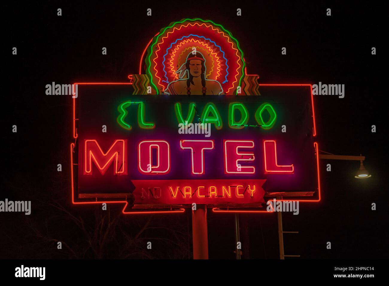 Neonschild in Albuquerque bei Nacht auf der Old Route 66 Stockfoto