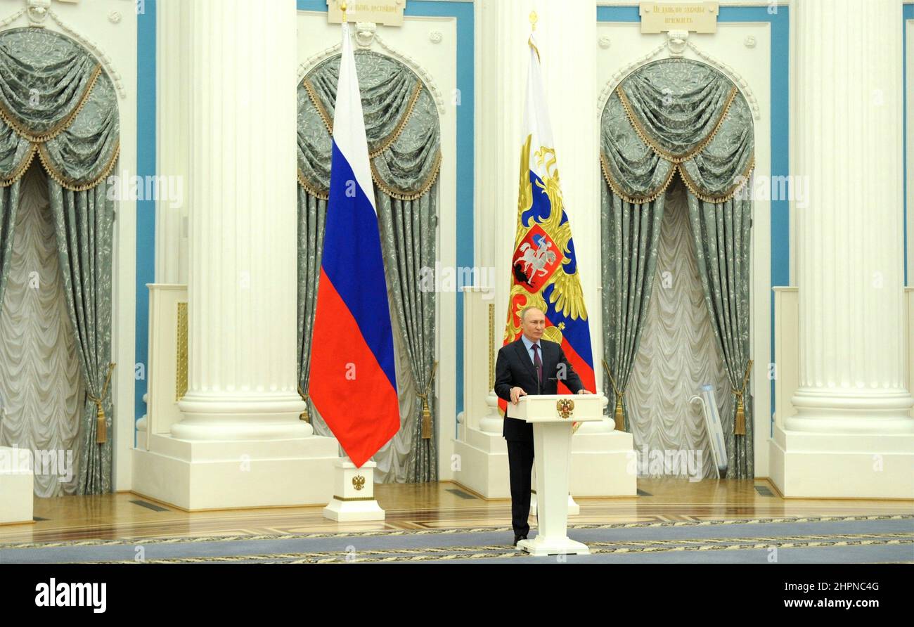 Moskau, Russland. 22nd. Februar 2022. Der russische Präsident Wladimir Putin hält eine spontane Pressekonferenz ab, um die Anerkennung der ukrainischen Regionen Donezk und Lugansk im Großen Palast des Kremls am 22. Februar 2022 in Moskau, Russland, zu diskutieren. Kredit: Sergey Guneev/Kremlin Pool/Alamy Live Nachrichten Stockfoto