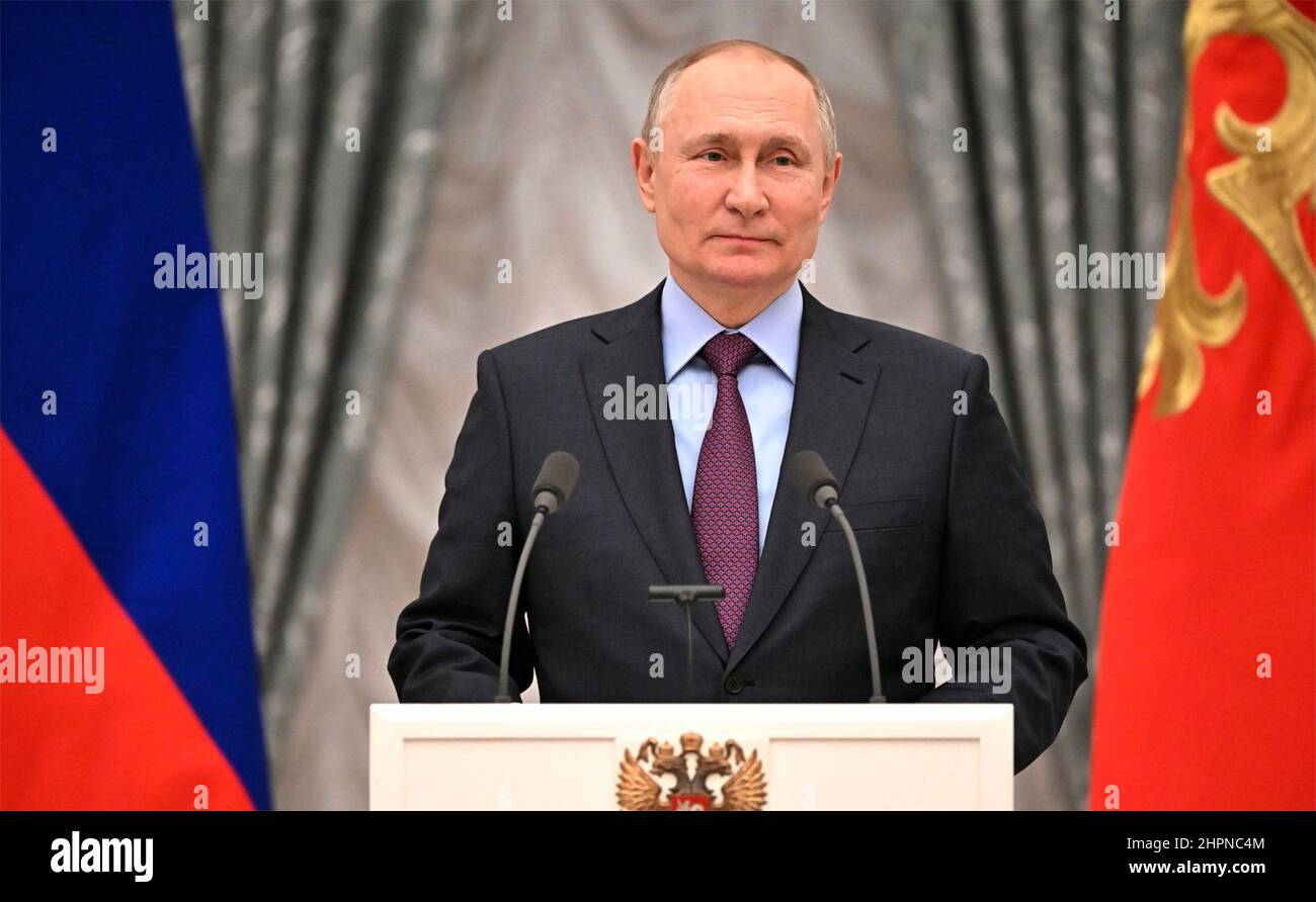 Moskau, Russland. 22nd. Februar 2022. Der russische Präsident Wladimir Putin hält eine spontane Pressekonferenz ab, um die Anerkennung der ukrainischen Regionen Donezk und Lugansk im Großen Palast des Kremls am 22. Februar 2022 in Moskau, Russland, zu diskutieren. Kredit: Sergey Guneev/Kremlin Pool/Alamy Live Nachrichten Stockfoto