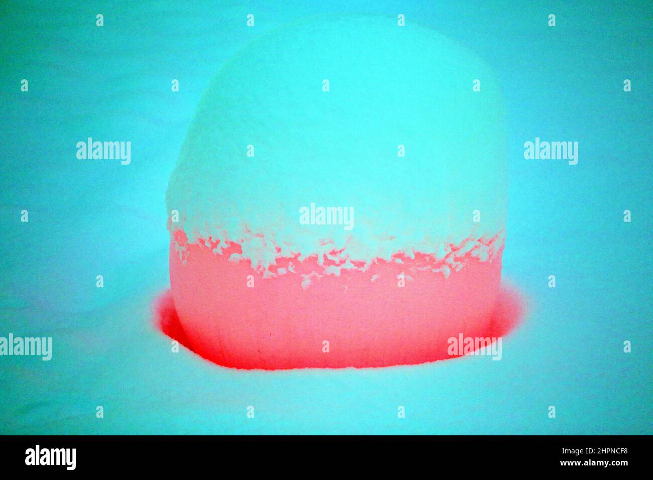 Schöne rote Laternen im Schnee aus nächster Nähe fotografiert Stockfoto