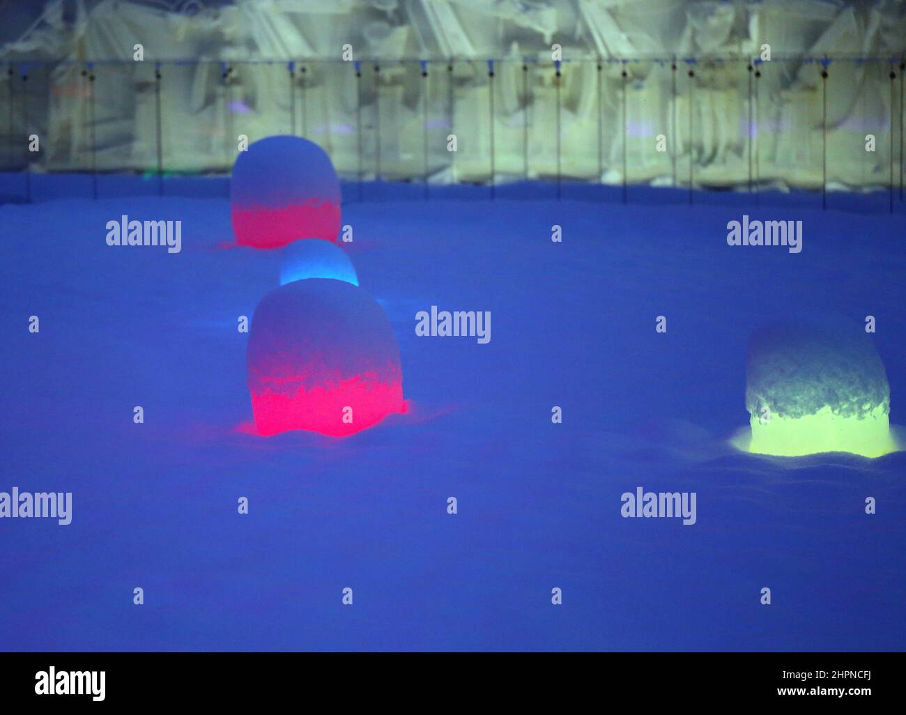 Schöne rote Laternen im Schnee aus nächster Nähe fotografiert Stockfoto