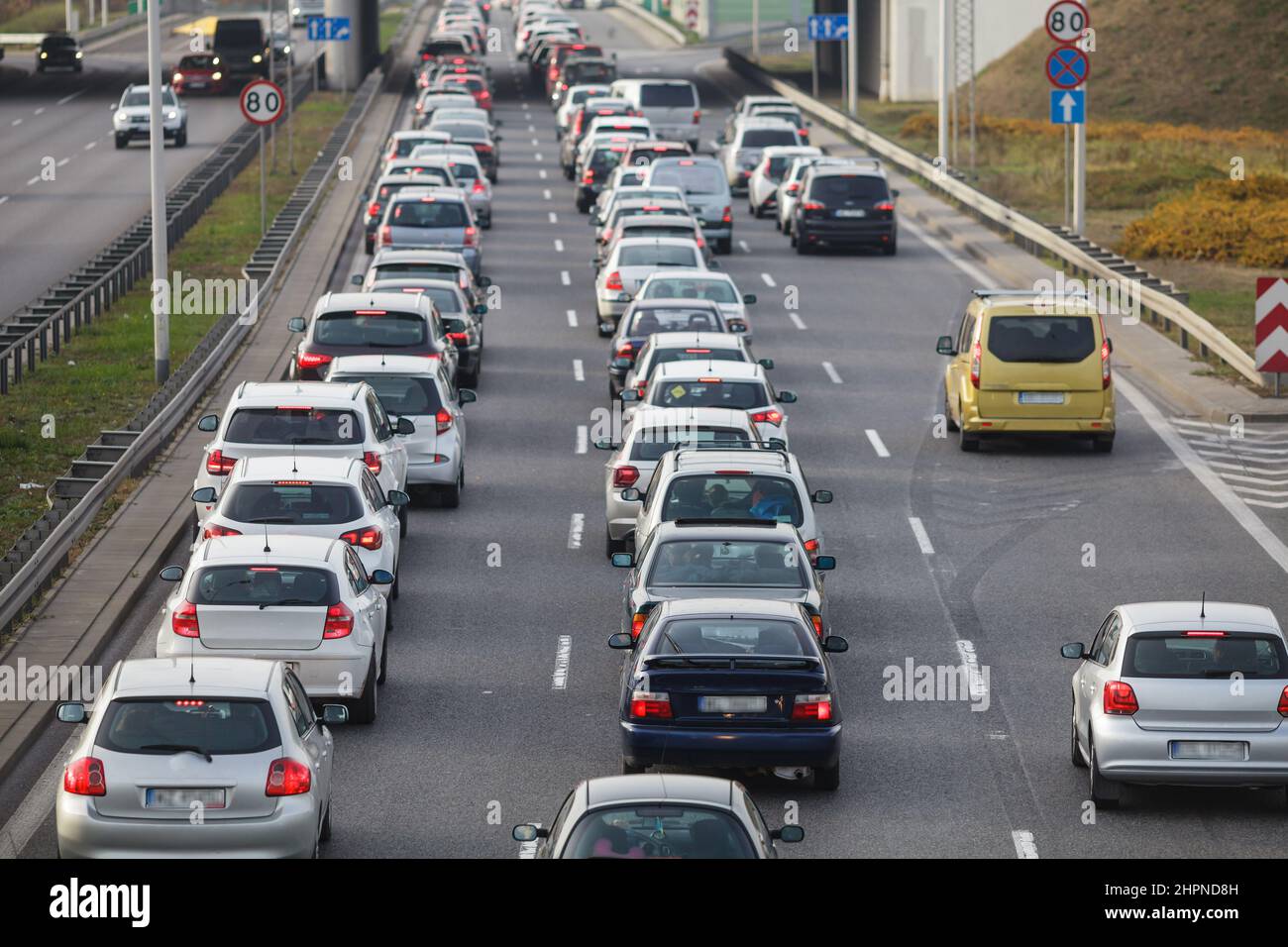 Stau auf einer Schnellstraße, mehrere Autos warten in der Schlange Stockfoto