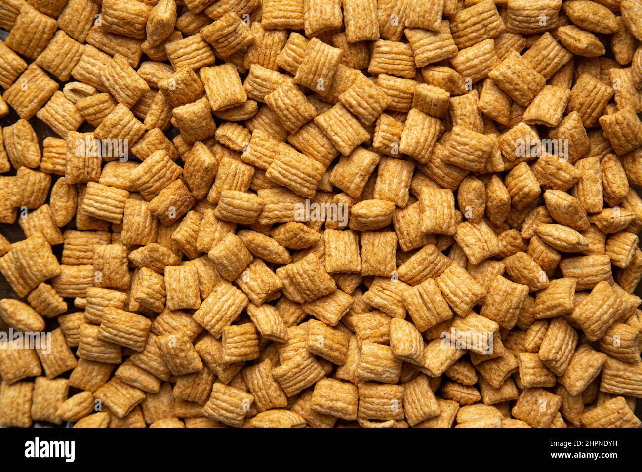 Bio gesunde Vollkornpapageientaucher Frühstückszerealien mit goldgerösteter Textur Stockfoto