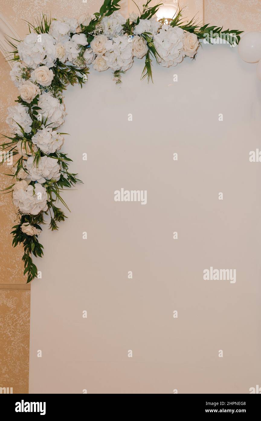 Hochzeitsbogen mit bunten Blumen. Hochzeitsdekorationen Stockfoto