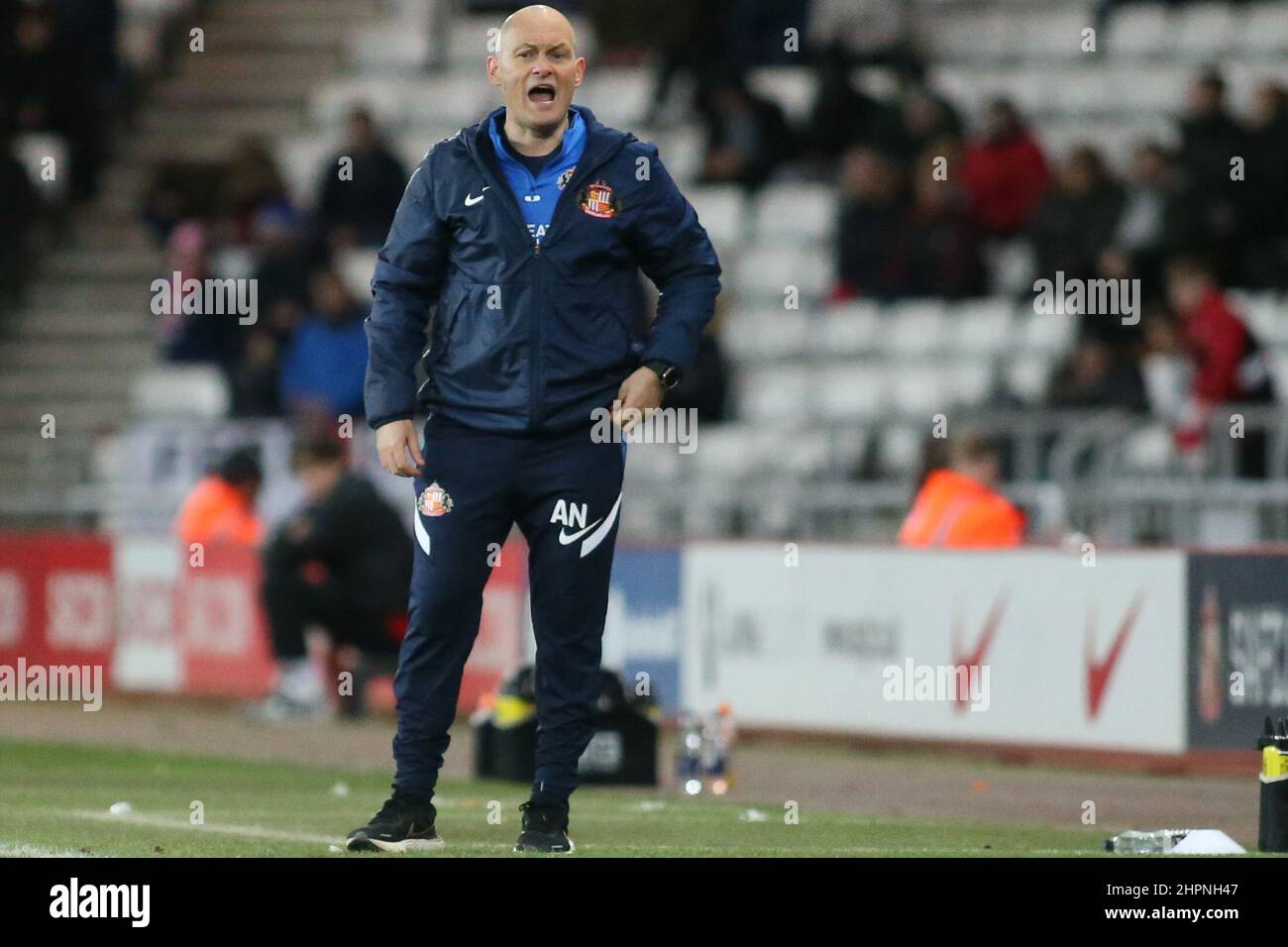 SUNDERLAND, GROSSBRITANNIEN. FEBRUAR 22ND. Alex Neil, Manager von Sunderland, ruft während des Sky Bet League 1-Spiels zwischen Sunderland und Burton Albion am Dienstag, dem 22nd. Februar 2022, im Stadion of Light in Sunderland Anweisungen dazu aus. (Kredit: Michael Driver | MI Nachrichten) Kredit: MI Nachrichten & Sport /Alamy Live Nachrichten Stockfoto