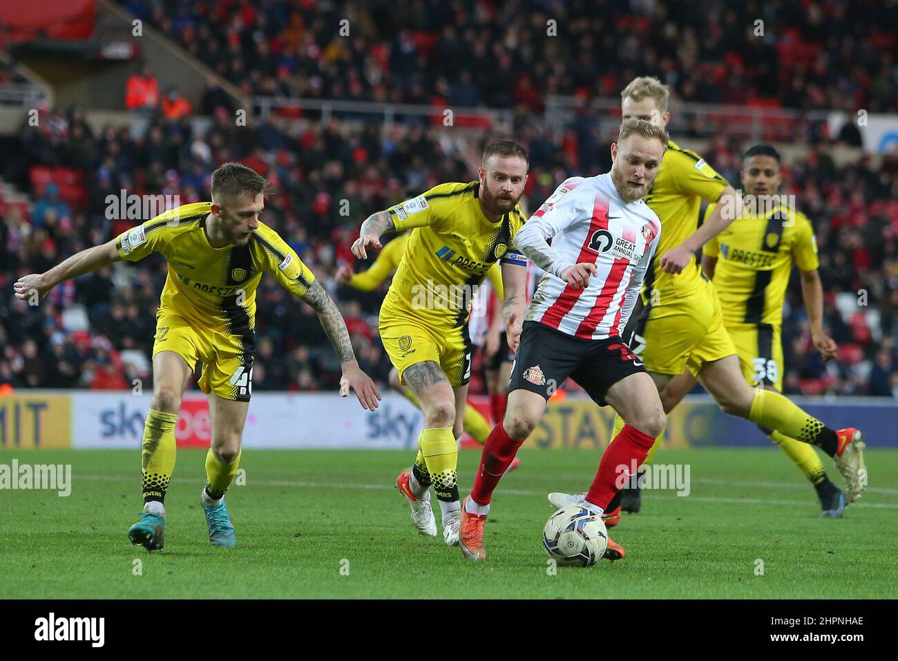 SUNDERLAND, GROSSBRITANNIEN. FEBRUAR 22ND. Alex Pritchard von Sunderland übernimmt die Verteidigung von Burton Albion während des Sky Bet League 1-Spiels zwischen Sunderland und Burton Albion am Dienstag, den 22nd. Februar 2022 im Stadion of Light in Sunderland. (Kredit: Michael Driver | MI Nachrichten) Kredit: MI Nachrichten & Sport /Alamy Live Nachrichten Stockfoto