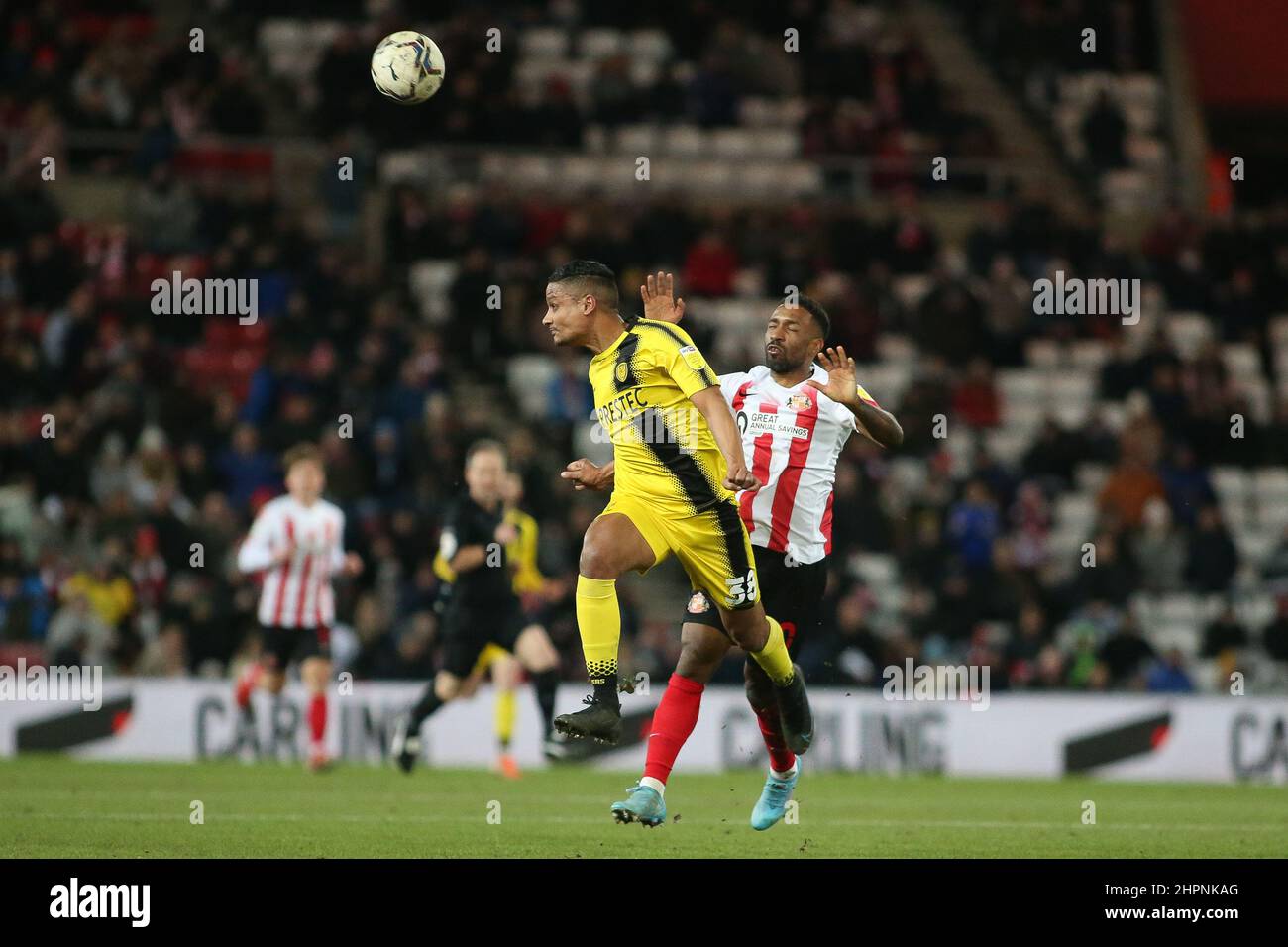 SUNDERLAND, GROSSBRITANNIEN. FEBRUAR 22ND. Jermain Defoe von Sunderland verliert im Sky Bet League 1-Spiel zwischen Sunderland und Burton Albion am Dienstag, dem 22nd. Februar 2022, im Stadion of Light in Sunderland gegen Michael Mancienne von Burton Albion einen Kopfball. (Kredit: Michael Driver | MI Nachrichten) Kredit: MI Nachrichten & Sport /Alamy Live Nachrichten Stockfoto