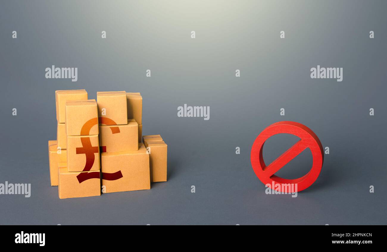 Britische Pfund Sterling Waren Boxen und Verbotssymbol NEIN. Verbot von Importwaren. Unmöglichkeit des Transports, Überangebot. Sanktionen und Embargos Stockfoto