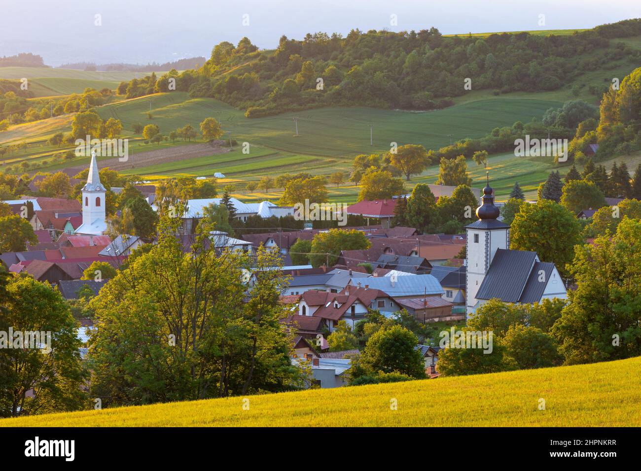 Bela Dulice Dorf in den Ausläufern der Velka Fatra, Slowakei. Stockfoto