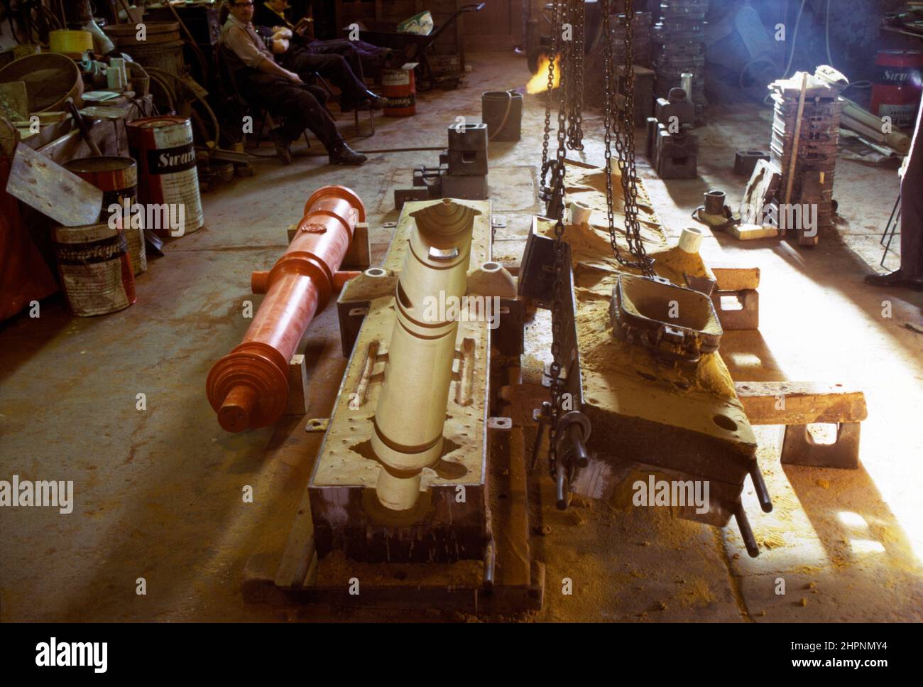AJAXNETPHOTO. 1970S. PORTSMOUTH, ENGLAND. - KANONENGUSS - REPLIK 18TH JAHRHUNDERT SCHIFF S KANONENGUSS IM GANGE IN VOSPER GIESSEREI IN ALTEN PORTSMOUTH. FOTO: JONATHAN EASTLAND/AJAX REF:200088 Stockfoto