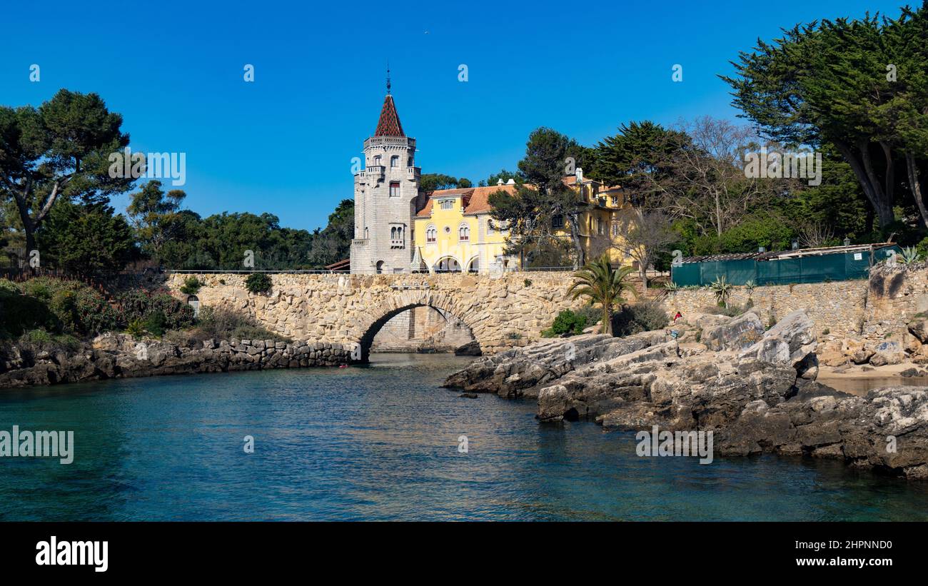 Cascais, Palácio dos Condes de Castro Guimarães, Museum, Bucht und Brücke Stockfoto