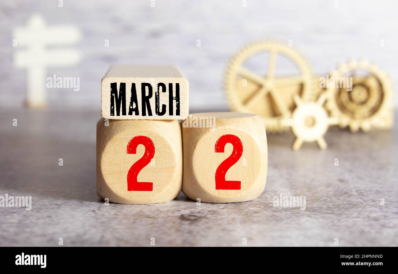 März 22nd. Tag 22 des Monats, Kalender auf Tisch mit blauem Hintergrund. Frühling, leerer Raum für Text Stockfoto