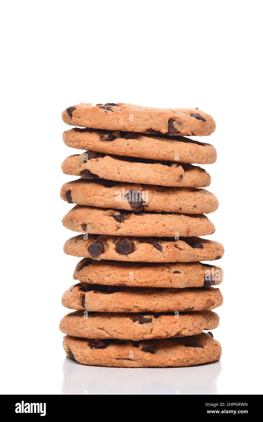 Stapel von Chocolate Chip Cookies auf weiß isoliert. Stockfoto