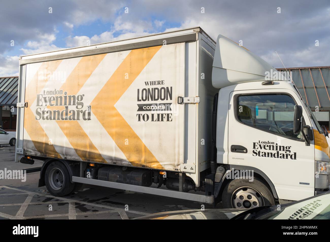 London Evening Standard Truck Delivery Zeitung zu lokalen Geschäften England UK Stockfoto