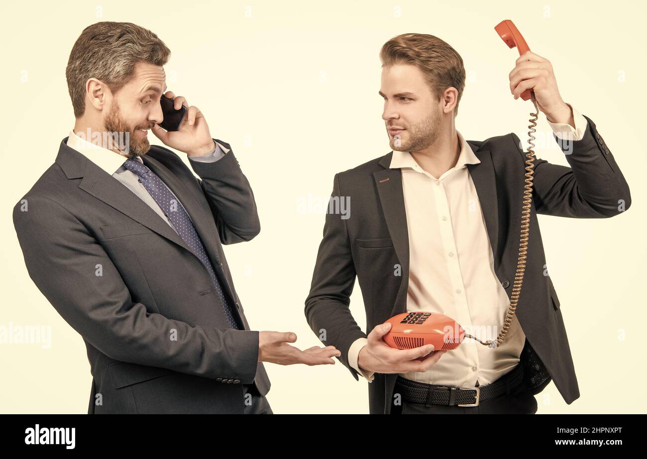 Geschäftsmann mit Handy Blick auf Mann mit Telefon. Mobil- und Telefonkommunikation Stockfoto