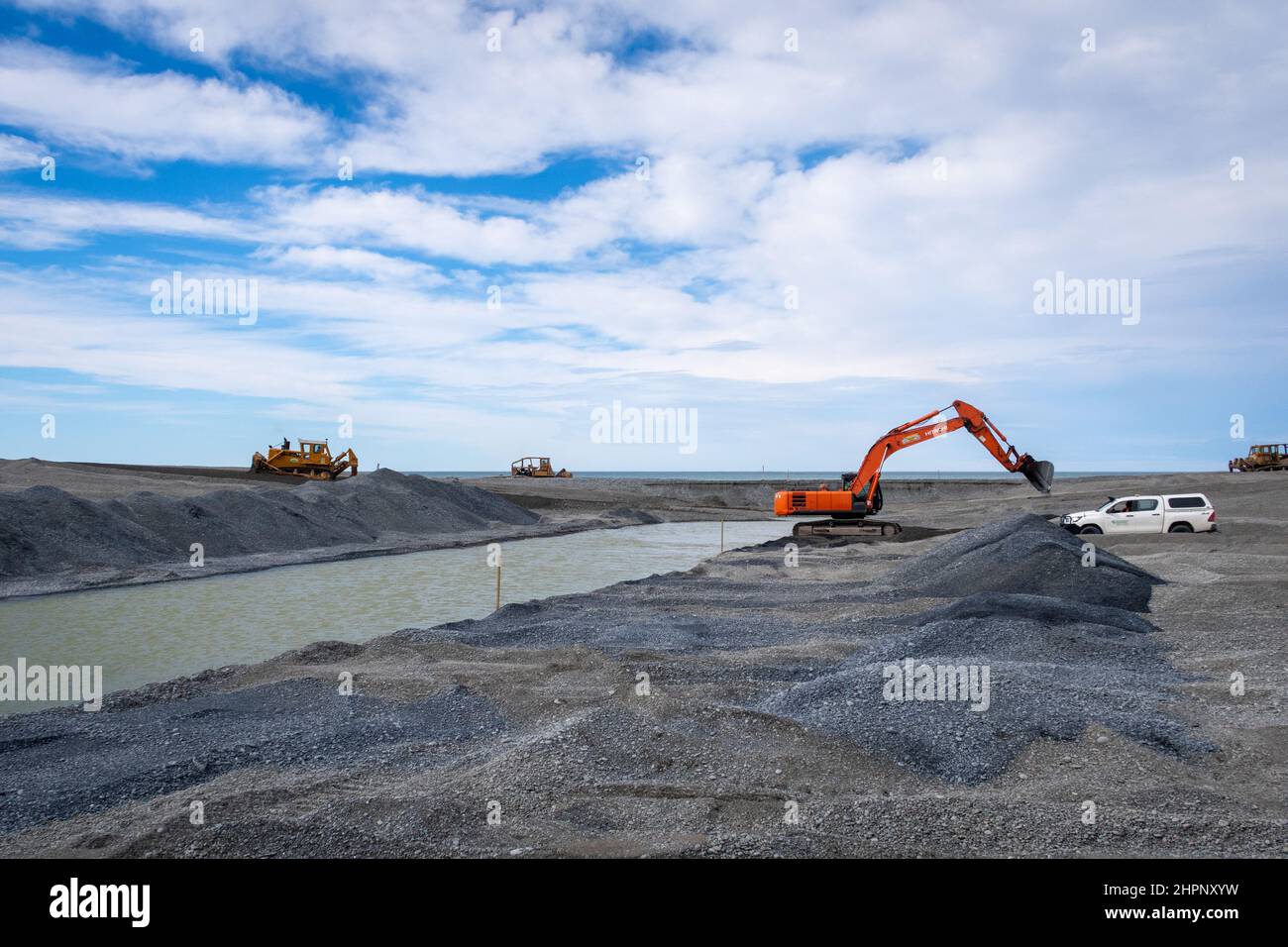 Canterbury, Neuseeland, 20. Februar 2022: Große Maschinen graben vom Lake Ellesmere einen Kanal zum Meer, um verschmutztes Wasser abfließen zu lassen Stockfoto