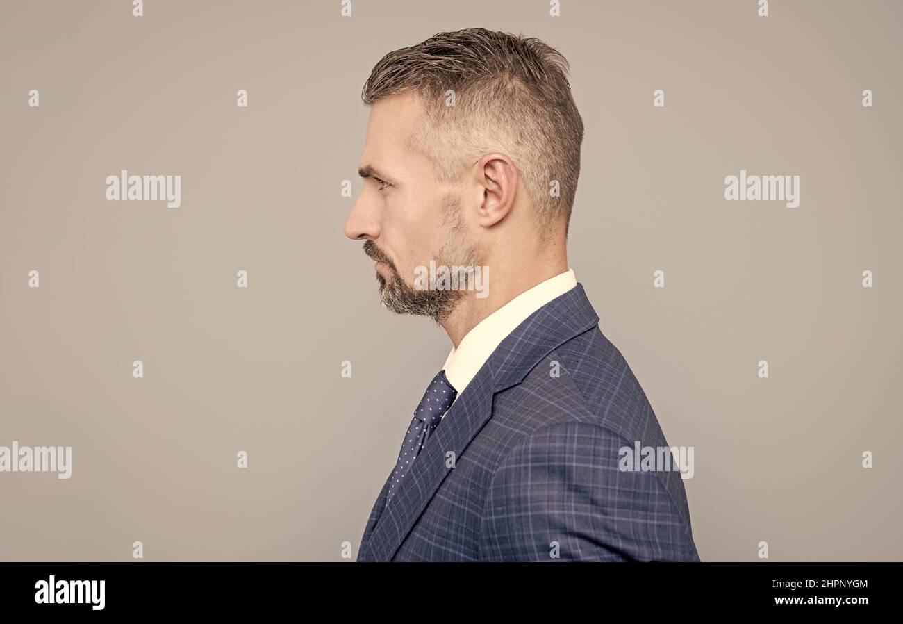 Reifer Chef im Profil. Selbstbewusster Geschäftsmann. Reifer Geschäftsmann in formalwear. Stockfoto