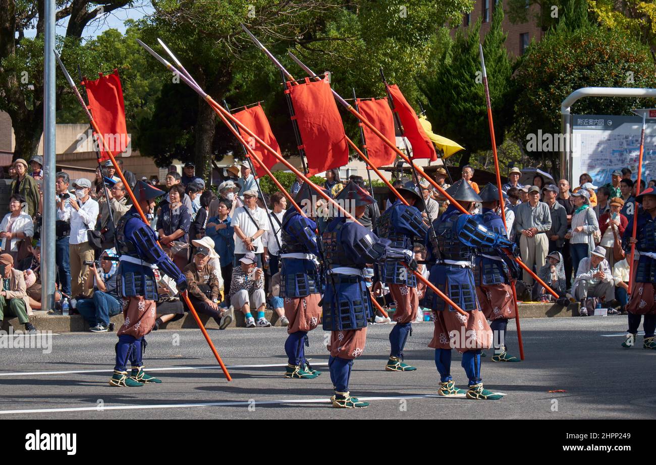 Nagoya, Japan - 20. Oktober 2019: Teilnehmer des herbstlichen Nagoya-Festivals in den historischen Kostümen der Krieger (Ashigaru) der feudalen lord Army of Stockfoto