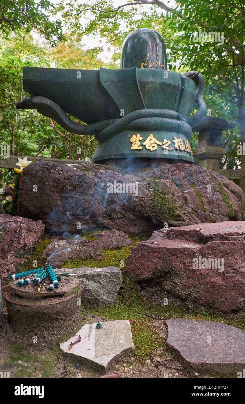 Nagoya, Japan – 20. Oktober 2019: Die bronzene Shiva Linga im Toganji-Tempel. Das Symbol von lingam-yoni, die Vereinigung des Weiblichen und des Männlichen in Stockfoto