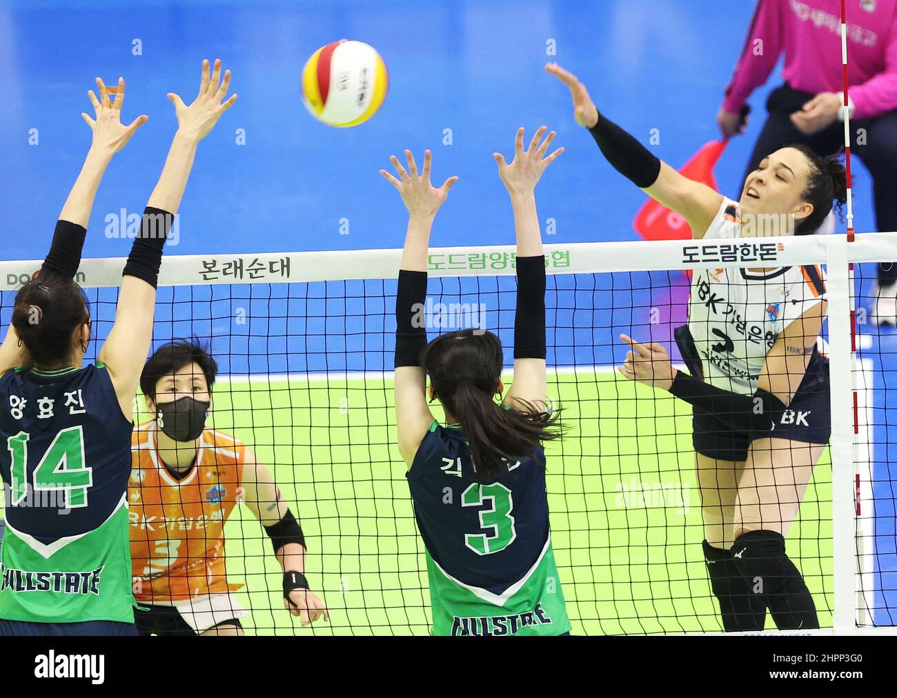 23rd. Februar 2022. Volleyball: IBK Altos gegen Hyundai E&C Hillstate Daly Santana (R) von der IBK Altos gewinnt am 22. Februar 2022 in einem Stadion in Suwon, Provinz Gyeonggi, den Ball gegen die Hyundai Engineering & Construction Hillstate im Volleyball-Spiel der V-League der Frauen. Kredit: Yonhap/Newcom/Alamy Live Nachrichten Stockfoto