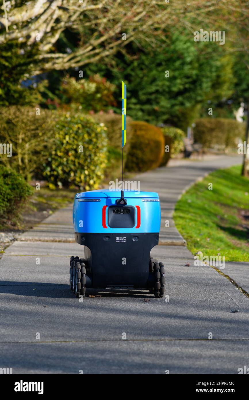 Monroe, WA, USA - 21. Februar 2022; autonomes Amazon Prime Scout-Lieferfahrzeug, das auf einem Bürgersteig unterwegs ist, wie von hinten in Monroe Washington gesehen Stockfoto