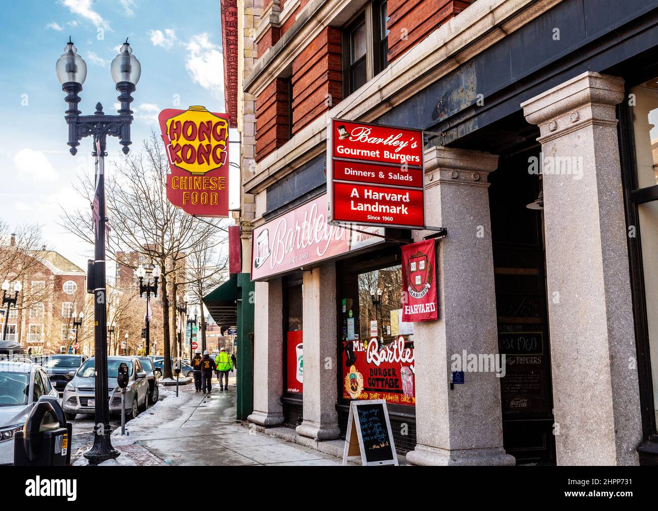 Cambridge, Massachusetts, USA - 16. Februar 2022: Berühmte Restaurants am Harvard Square auf der Massachusetts Avenue, Mr. Bartley's Burger und Hongkong Stockfoto