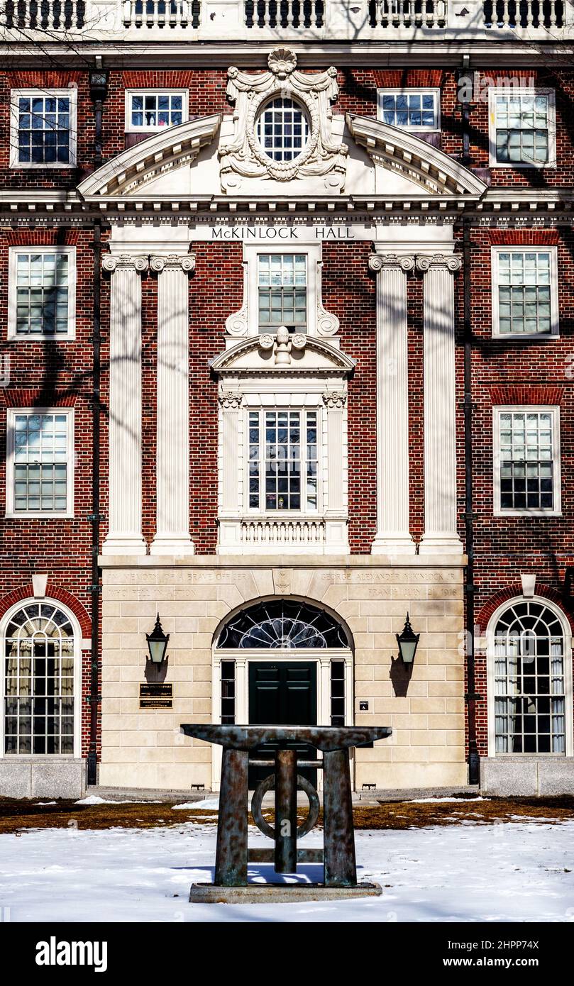 Cambridge, Massachusetts, USA - 16. Februar 2022: Die McKinlock Hall ist eines der Wohngebäude, die zum Leverett House gehören. Stockfoto