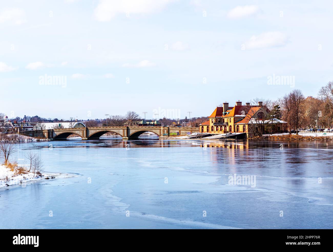 Cambridge, Massachusetts, USA - 16. Februar 2022: Weld Boathouse der Harvard University auf dem Charles River. Erbaut 1906. Stockfoto