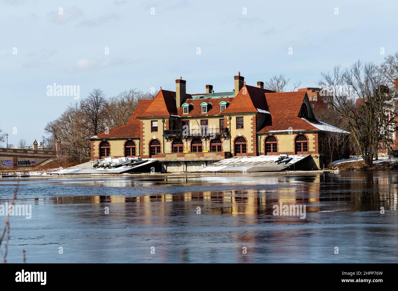 Cambridge, Massachusetts, USA - 16. Februar 2022: Weld Boathouse der Harvard University auf dem Charles River. Erbaut 1906. Stockfoto