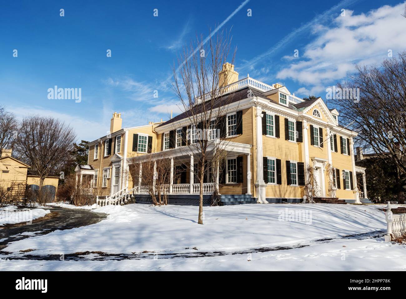 Cambridge, Massachusetts, USA - 16. Februar 2022: The Longfellow House (c. 1759) auf der Brattle Street in Cambridge. George Washingtons Hauptquartier Stockfoto