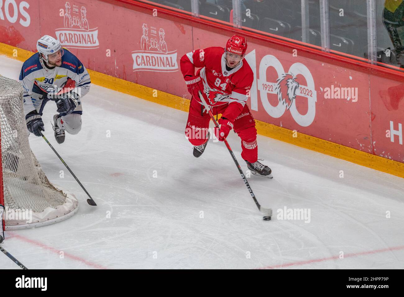 Lausanne, Schweiz. 02nd. Februar 2022. Tim Bozon vom Lausanner HC (94) ist während des Spiels 49th der Schweizer Nationalliga 2021-2022 mit dem Lausanne HC und HC Ambri-Piotta im Einsatz (Foto: Eric Dubost/Pacific Press) Quelle: Pacific Press Media Production Corp./Alamy Live News Stockfoto