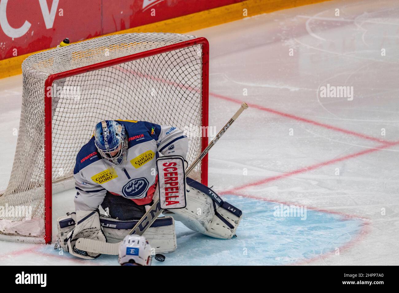 Lausanne, Schweiz. 02nd. Februar 2022. Benjamin Conz (Torwart) vom HC Ambri-Piotta (1) ist während des Spiels der Schweizer Nationalliga 2021-2022 49th mit dem Lausanner HC und HC Ambri-Piotta im Einsatz (Foto: Eric Dubost/Pacific Press) Quelle: Pacific Press Media Production Corp./Alamy Live News Stockfoto