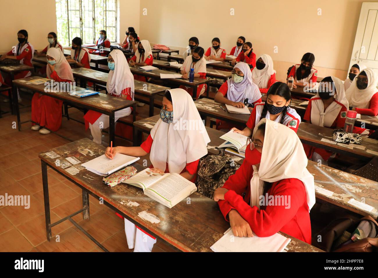 Dhaka, Bangladesch. 22nd. Februar 2022. Die Schüler sahen in der Klasse Gesichtsmasken tragen, als die Schulen in Dhaka wieder eröffnet wurden. Bangladesch eröffnet Bildungseinrichtungen wieder, da die Coronavirus-Fälle zu sinken beginnen. (Foto von MD Manik/SOPA Images/Sipa USA) Quelle: SIPA USA/Alamy Live News Stockfoto