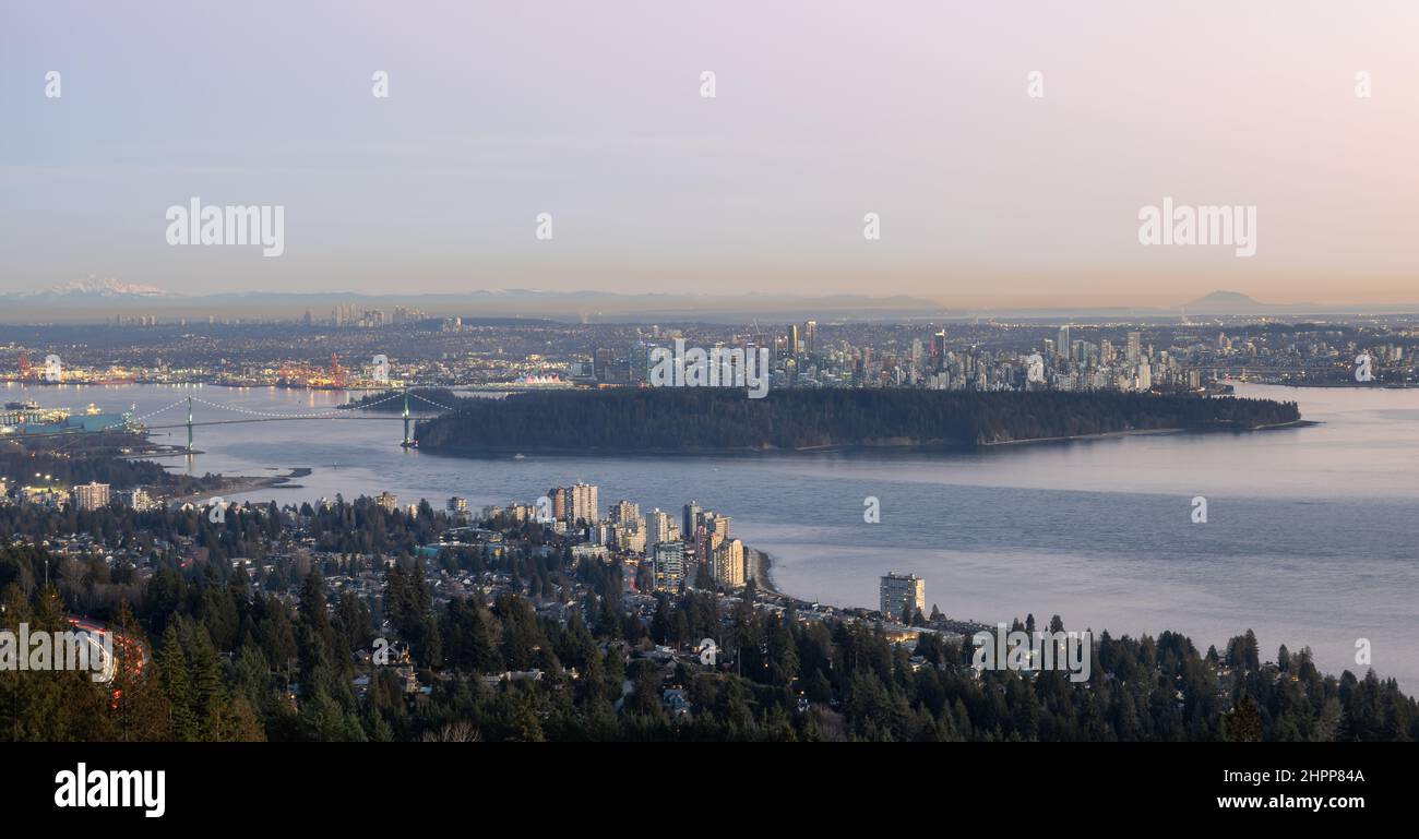 Panoramablick auf die Innenstadt von Vancouver, den Stanley Park und die Lions Gate Bridge Stockfoto