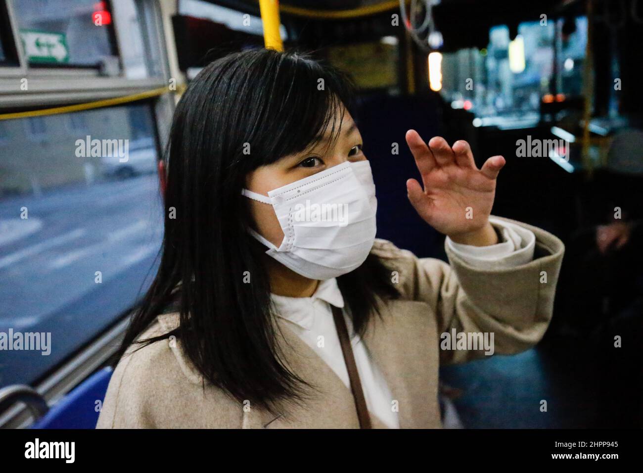 San Francisco, Usa. 21st. Februar 2022. Yanni Ho in einem Bus in San Francisco. Yanni Ho, ein 18-jähriges Mädchen, das aus Hongkong kommt, war seit dem nationalen Sicherheitsgesetz verdächtigt, die Polizei von Hongkong zu haben. Ho war 2020 zweimal von der nationalen Sicherheitsabteilung der Polizei in Hongkong verhaftet worden, beschloss 2021, Hongkong zu verlassen und zog in die Vereinigten Staaten, um ihre Sicherheit zu gewährleisten. Kredit: SOPA Images Limited/Alamy Live Nachrichten Stockfoto