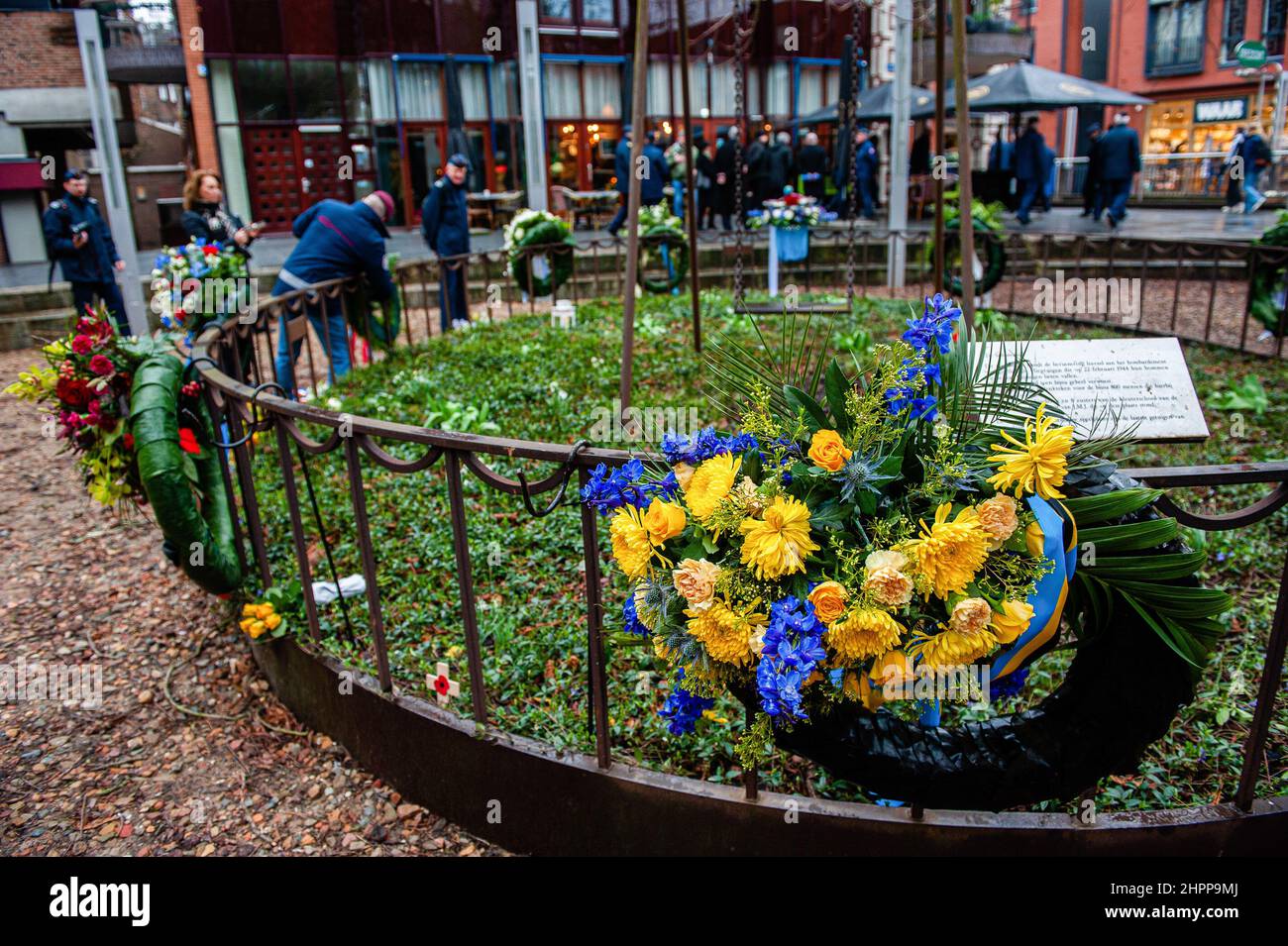 Blick auf einen der Blumenkranze, die um das Denkmal schmücken, während der Gedenkfeier. Die Bombardierung von Nijmegen war ein ungeplanter Bombenangriff amerikanischer Flugzeuge auf die Stadt Nijmegen in den Niederlanden am 22. Februar 1944. Bei diesem alliierten Fehlschlag wurden fast 800 Menschen getötet und ein großer Teil des Stadtzentrums von Nijmegen wurde zerstört. Jeden 22nd. Februar findet im Raadhuishof, dem Ort, an dem sich die Montessori-Schule befand, eine offizielle Gedenkfeier statt, an der 24 Kinder und 8 Schwestern getötet wurden. Es gibt ein Denkmal namens 'De Schommel', das errichtet wird Stockfoto