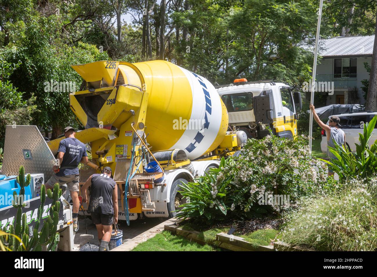 Der Transportbetonwagen liefert eine Ladung Beton für Bauarbeiten an einem Haus an den nördlichen Stränden von Sydney, NSW, Australien Stockfoto