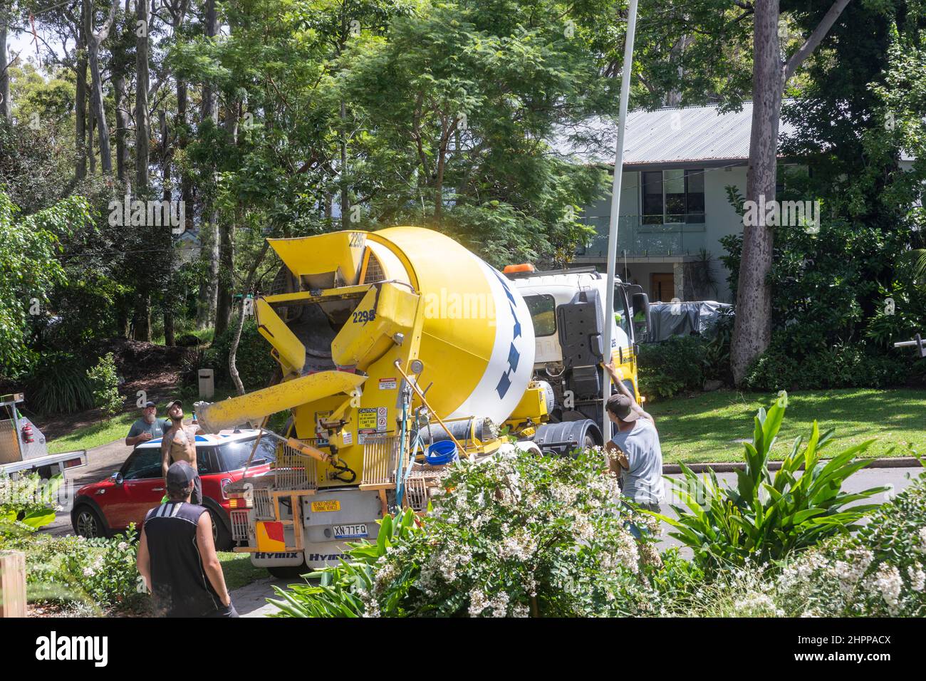 Der Transportbetonwagen liefert eine Ladung Beton für Bauarbeiten an einem Haus an den nördlichen Stränden von Sydney, NSW, Australien Stockfoto