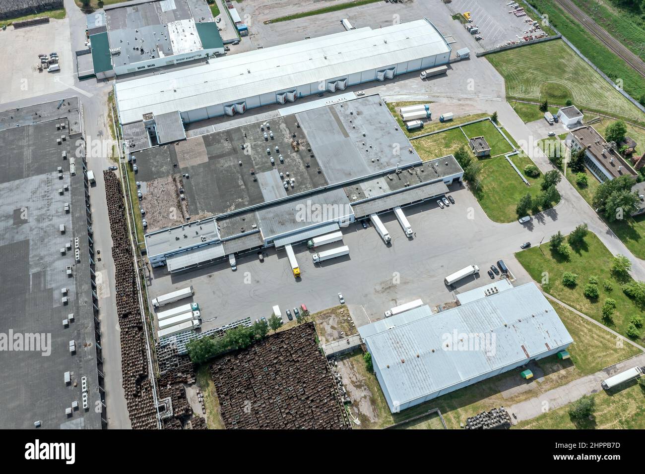 Luftaufnahme des Distributionszentrums in der industriellen logistischen Vorstadtzone. Drohnenfotografie. Stockfoto